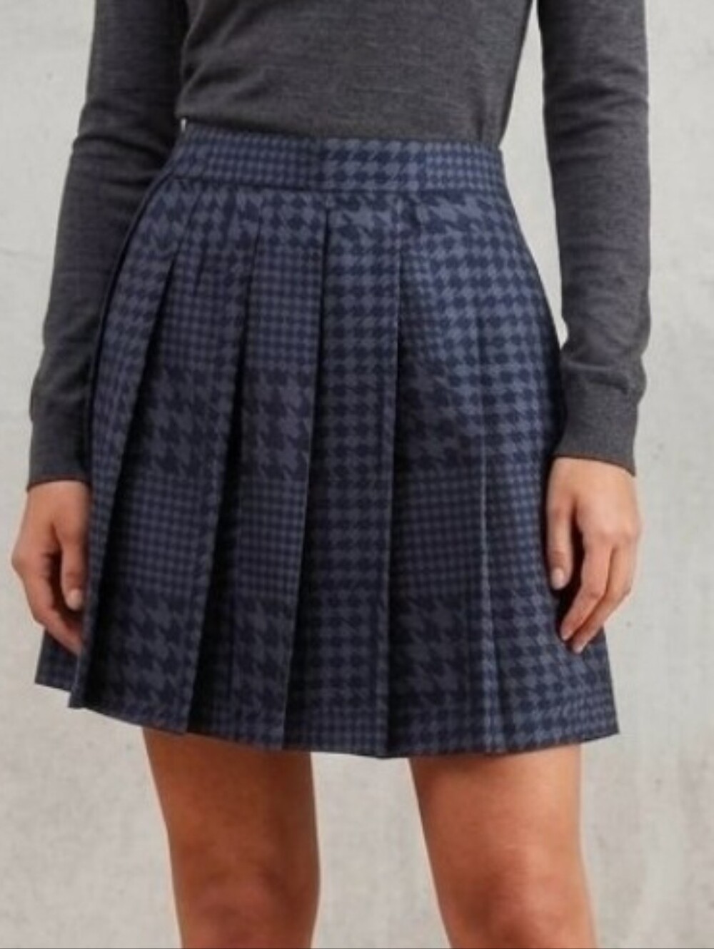 New Pleated Houndstooth Mini Skirt in Grey (Large)